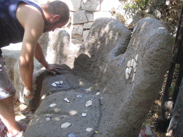 תעלות ניקוז על מושבי הספסל