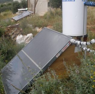 שימו לב למתקן שהדוד יושב עליו, שמורכב מארון שמצאתי בזבל