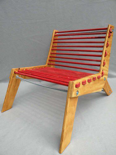 כסא עשוי דיקט וצינור השקיה ישן