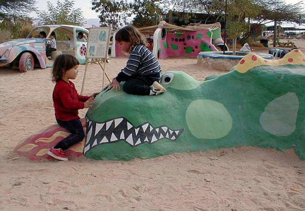 הדרקון הקסום פאפ הבנוי מצמיגים, פסולת וכיסוי בוץ , לאחר שימון וצביעה על ידי צבעי אקריליק באקו כיף [המרכז לאקולוגיה יצירתית בקיבוץ לוטן]