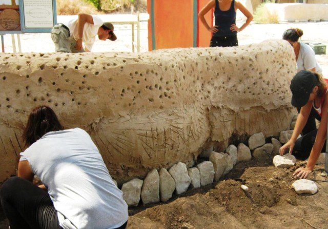 מסדרים אבנים ללא טיח מלט – תשימו לב ששכבת הבוץ הראשונה כבר קיימת על הצמיגים שזה גם אופציה להפוך את הסדר בין ה"נעליים הטובות" לשכבה הראשונה.