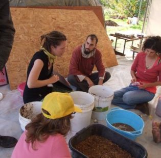 יום שישי בבוקר היה מוקדש לנושא העלאת פוריות הקרקע ביער מאכל, מיקרו- אורגניזמים מועילים ושתלנות.