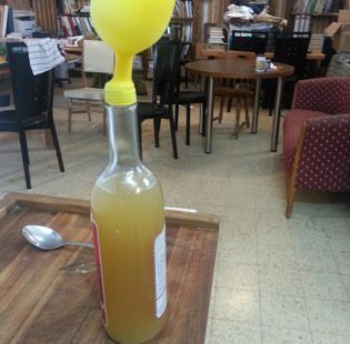 בלון על פיית הבקבוק