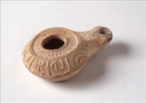 נר שמן מחורבת קומראן. המאה ה-1 לפנה"ס עד המאה ה-1 לספירה. מאתר מוזיאון ישראל.