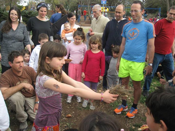 מדליקים אש בדוכן של שומרי הגן