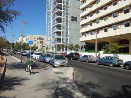 לתחילת השביל ברמז אפשר להגיע רק ברכיבה על המדרכה