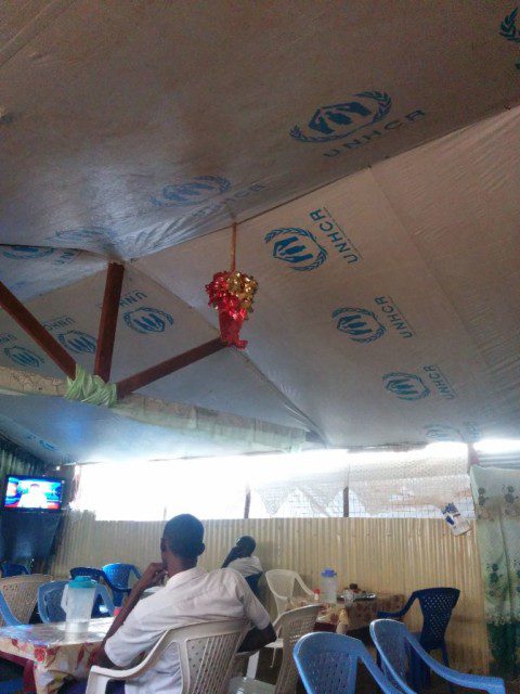 גג העשוי בד ישן ששימש לאוהל של פליטים, צולם במחנה הפליטים קקומה,