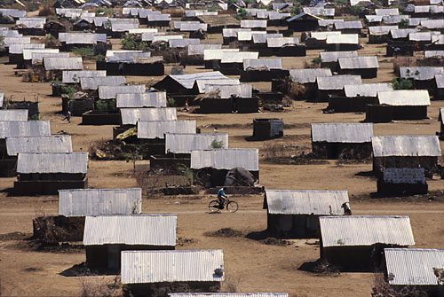 קקומה מחנה פליטים- גגות מיריעות פח
