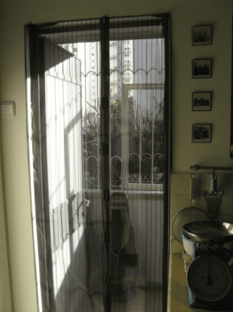 הנה צילום דלת הרשת ביציאה מהמטבח למרפסת