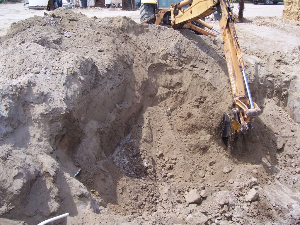מבט על פרופיל הקרקע בעת החפירה חממה תת קרקעית- בידיים