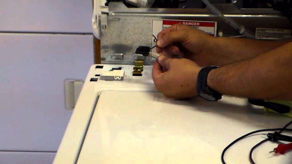 כבל או חוט חשמלי רופף במכונת כביסה 1 - בידיים
