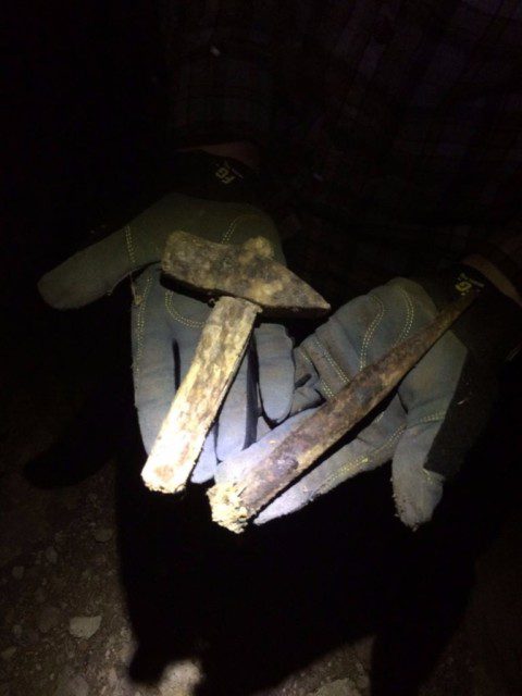 בידיים- כלי עבודה ישנים שמצאנו במכרה הנטוש (כנראה בני 150 שנה לפחות)
