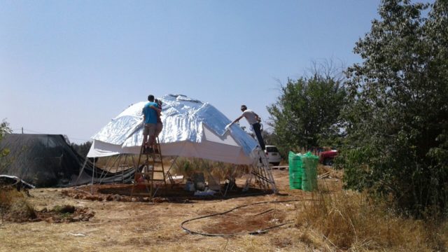 מחברים את יריעות הבידוד על הבד הפנימי