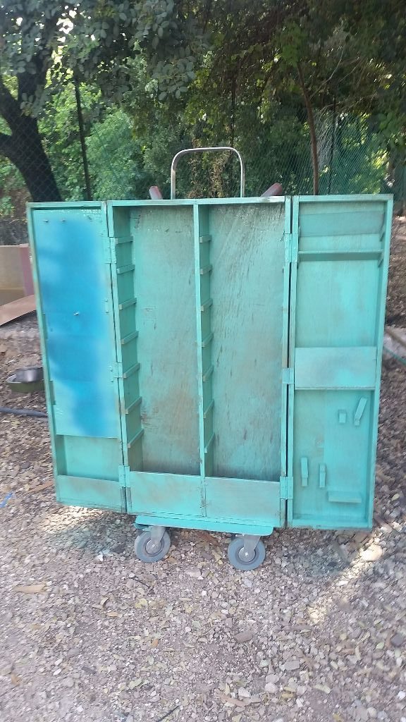 באחת השכבות הראשונות - את הניילון הכחול שצמוד לפרספקס הורדתי רק אחרי הצביעה
