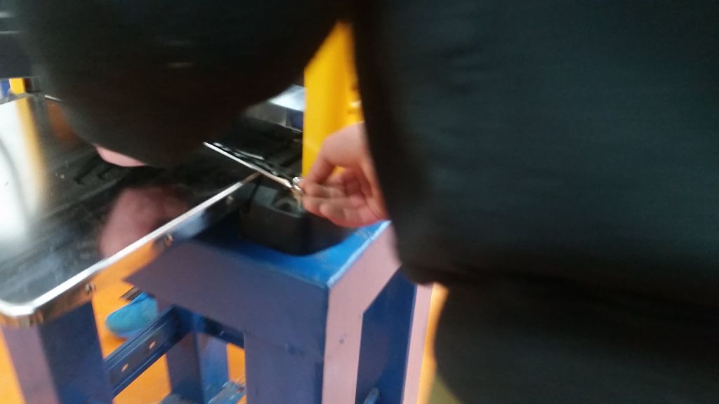 הברגת הברגים, חיבור המקצוע לשולחן