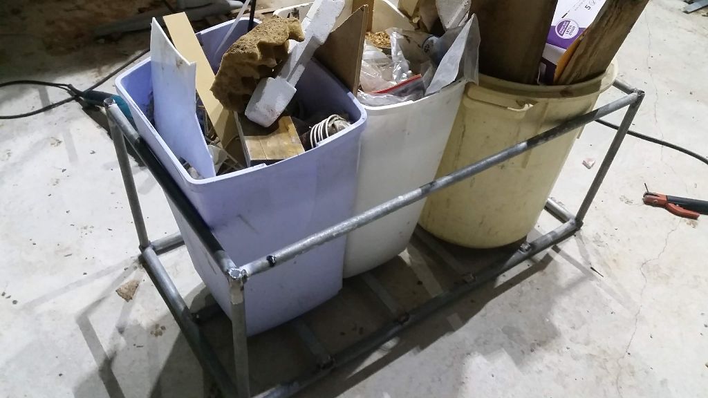 ומקרוב - הארגז עומד עם שני פחים קטנים ואחד גדול