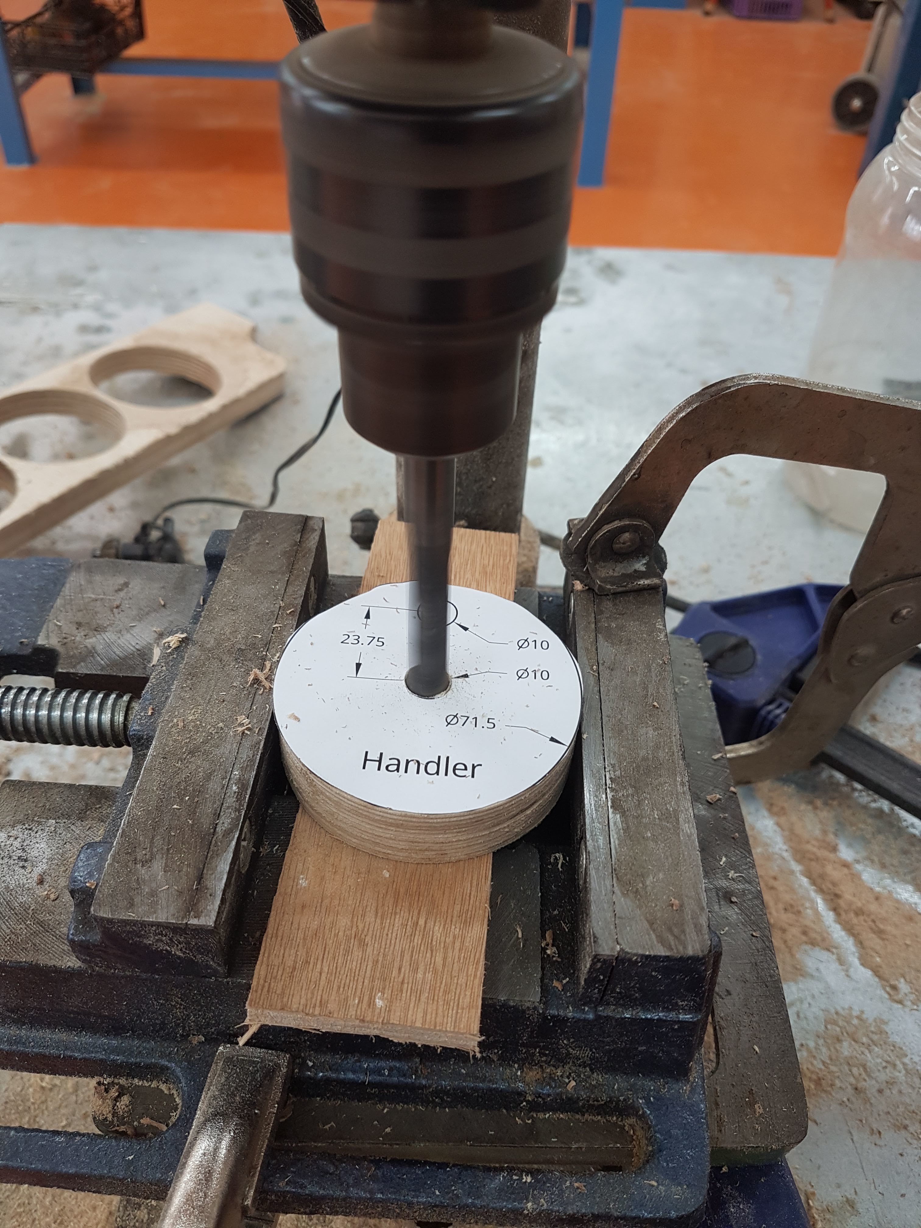 אחרי חיבור למלחציים, קדיחה במקדח 10 מ