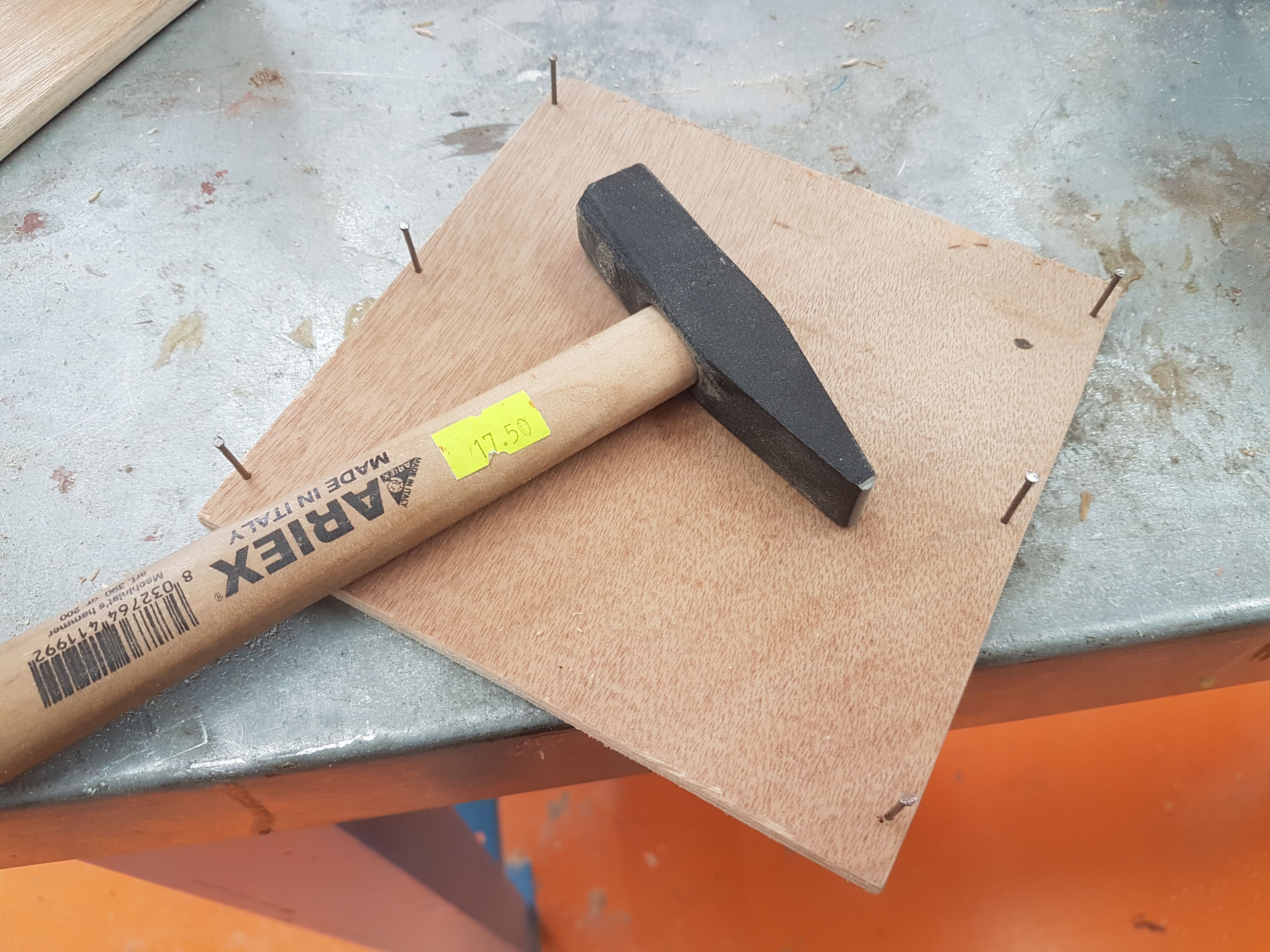 הכנת כל ששת המסמרים על הלוח התחתון, תקועים למחצה במרחק של 3 מ