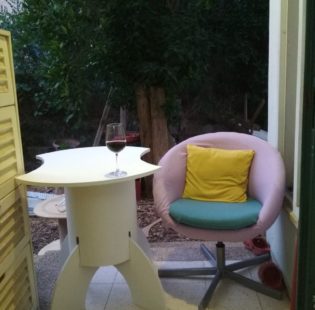 השולחן צבוע ב- 3 שכבות פוליאור על בסיס מים. הכסא קיבל מראה חדש לפי דרישות המעצבת. אקדח סיכות, סדין סגלגל, ציפית צהובה וציפית ירוקה שימשו לחידוש הכסא.