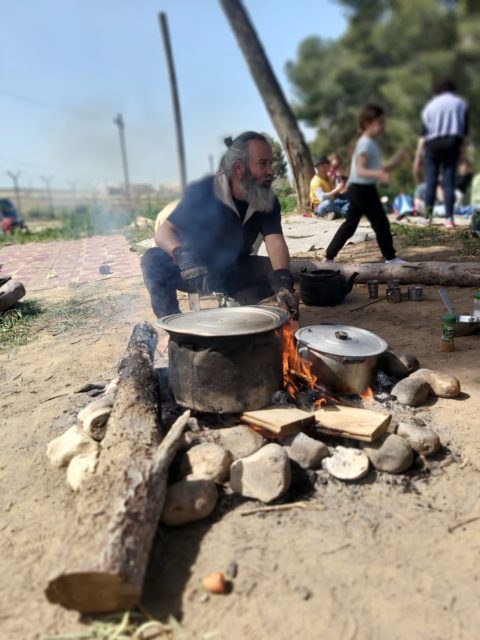 אני מבשל ציר ירוקים באחד מסיורי הליקוט 