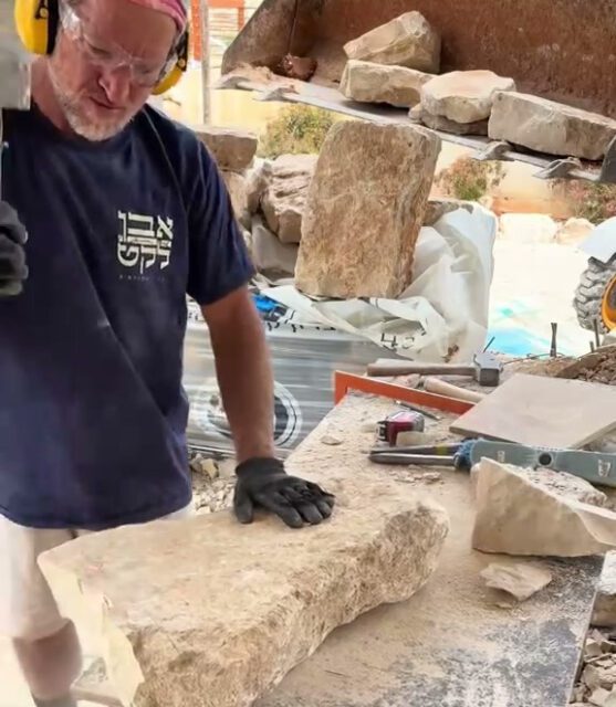 ציוד בטיחות לסיתות אבן: אוזניות ומשקפי מגן
