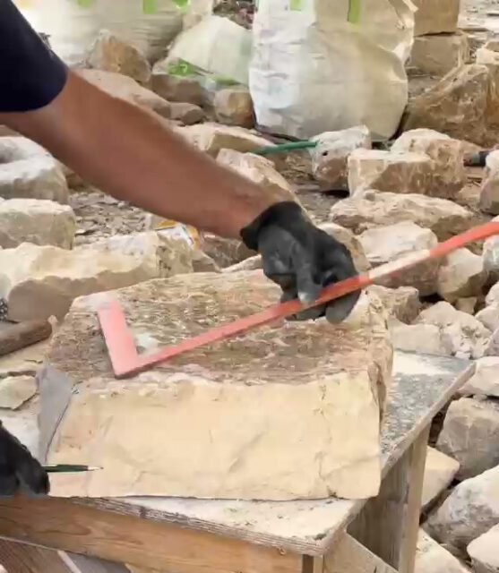 סימון קו יישור על אבן גיר לפני סיתות